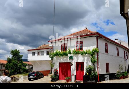 Square dans la vieille ville de Montalegre, Portugal Banque D'Images