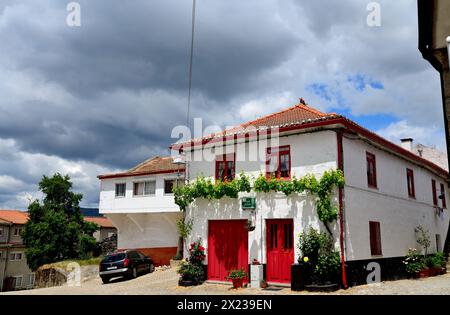 Square dans la vieille ville de Montalegre, Portugal Banque D'Images