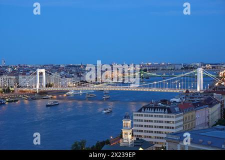 Hongrie, Budapest, le pont Elisabeth est le troisième pont le plus récent de Budapest, et il relie Buda et Pest à travers le Danube. Vue panoramique Banque D'Images