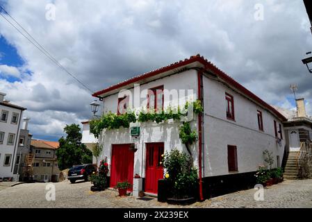 Square dans la vieille ville de Montalegre, Portugal Banque D'Images