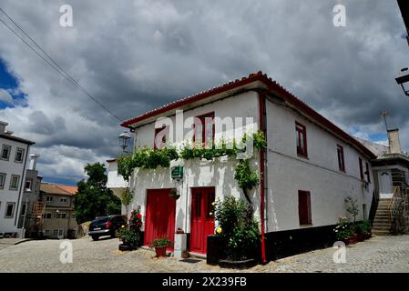 Square dans la vieille ville de Montalegre, Portugal Banque D'Images