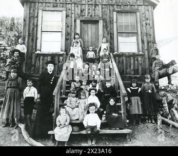 Octobre 1893 - Hecla, Montana - Mlle Blanche Lamont avec ses élèves près de son école d'une pièce. Banque D'Images