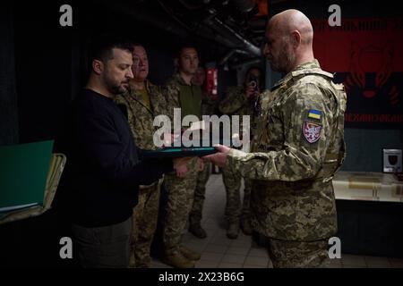 Le président ukrainien Volodymyr Zelensky visite les positions de première ligne dans la région de Donetsk le président ukrainien Volodymyr Zelensky visite les positions de première ligne dans la région de Donetsk, dans le contexte de l invasion russe de l Ukraine, le 19 avril 2024. Photo du PRÉSIDENT DE L'UKRAINE apaimages Ukraine Ukraine Ukraine Ukraine 190424 Ukraine UPO 020.jpeg Copyright : xapaimagesxPRESIDENTxOFxUKRAINExxapaimagesx Banque D'Images