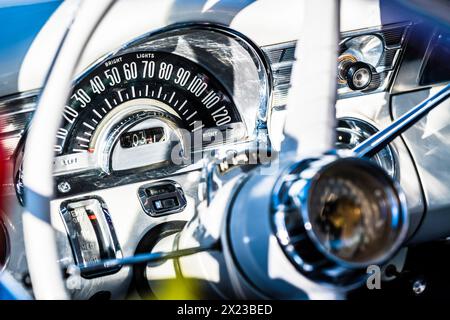 Compteur de vitesse dans une voiture ancienne, Fort Myers Beach, Floride, États-Unis Banque D'Images