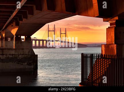 Aspect insual du second Severn Crossing M4, maintenant appelé le pont Prince of Wales, du côté Aust en Angleterre.Avec un coucher de soleil vivd Banque D'Images