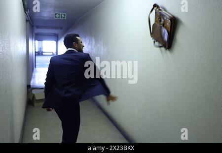 Échouer, licencié ou homme d'affaires avec mallette jeter dans l'immeuble de bureaux pour le stress, l'erreur ou le désastre. Dépression, chômage ou avocat avec rage murale Banque D'Images