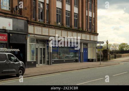 Ancien magasin B&M, Carlisle Victoria Viaduc, montrant la vieille signalisation de Woolworth. Carlisle, Cumbria, Royaume-Uni. Banque D'Images