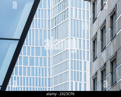 Un grand bâtiment avec de nombreuses fenêtres se trouve à côté d'un autre bâtiment à Malmo, en Suède. Les bâtiments créent un horizon urbain saisissant, mettant en valeur le mode Banque D'Images