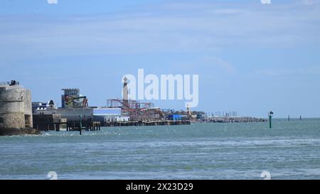 Portsmouth, Hampshire, Angleterre. 1er avril 2024. L'embouchure du port de Portsmouth et une partie du front de mer Old Portsmouth et Southsea. Banque D'Images