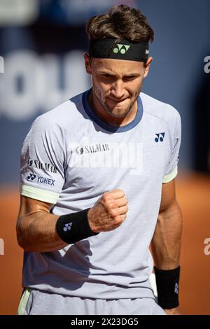 Barcelone, Espagne. 19 avril 2024. Casper Ruud (Norvège) célèbre sa victoire sur Matteo Arnaldi (Italie) lors d'un match de quart de finale ATP 500 Barcelona Open Banc Sabadell 2024 au Real Club de Tenis de Barcelona, à Barcelone, Espagne, le 19 avril 2024. Photo de Felipe Mondino crédit : Agence photo indépendante/Alamy Live News Banque D'Images