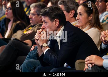 Corigliano Rossano, Italie. 14 avril 2024. Giuseppe Conte, leader du mouvement 5 étoiles, en Calabre lors d’une conférence pour la présentation des candidats aux élections administratives avec Pasquale Tridico, ancien président national de l’INPS et candidat aux élections européennes du crédit M5S : Independent photo Agency/Alamy Live News Banque D'Images