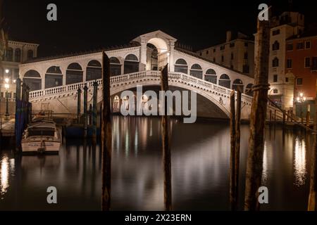Pont du Rialto sur le Grand canal la nuit, Venise, Italie Banque D'Images