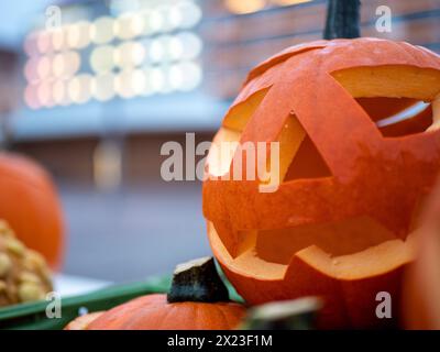 Une merveilleuse Jack-o'-lanterne ou lanterne à la citrouille sur une place du marché, Turku, Finlande Banque D'Images