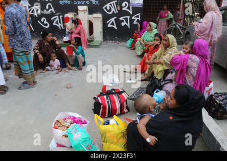 Dhaka, Bangladesh. 18 avril 2024. Des parents avec leurs enfants sont vus après avoir évacué l'hôpital pour enfants du Bangladesh, après un incendie causé par un climatiseur dans l'unité de soins intensifs cardiaques. (Crédit image : © S A Masum/eyepix via ZUMA Press Wire) USAGE ÉDITORIAL SEULEMENT! Non destiné à UN USAGE commercial ! Banque D'Images