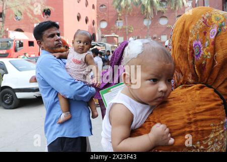 Dhaka, Bangladesh . 18 avril 2024. Des parents avec leurs enfants sont vus après avoir évacué l'hôpital pour enfants du Bangladesh, après un incendie causé par un climatiseur dans l'unité de soins intensifs cardiaques. Le 18 avril 2024, Dhaka, Bangladesh. (Photo de S A Masum/Eyepix Group/Sipa USA) crédit : Sipa USA/Alamy Live News Banque D'Images