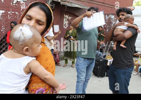 Dhaka, Bangladesh . 18 avril 2024. Des parents avec leurs enfants sont vus après avoir évacué l'hôpital pour enfants du Bangladesh, après un incendie causé par un climatiseur dans l'unité de soins intensifs cardiaques. Le 18 avril 2024, Dhaka, Bangladesh. (Photo de S A Masum/Eyepix Group/Sipa USA) crédit : Sipa USA/Alamy Live News Banque D'Images