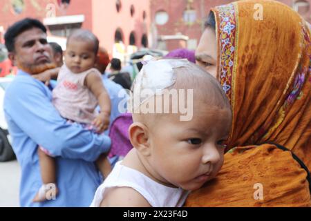 Dhaka, Bangladesh . 18 avril 2024. Des parents avec leurs enfants sont vus après avoir évacué l'hôpital pour enfants du Bangladesh, après un incendie causé par un climatiseur dans l'unité de soins intensifs cardiaques. Le 18 avril 2024, Dhaka, Bangladesh. (Photo de S A Masum/Eyepix Group/Sipa USA) crédit : Sipa USA/Alamy Live News Banque D'Images