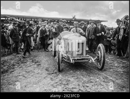 Millésime 1922 Grand Prix de France FELICE NAZZARO WIINER au Grand Prix de France 1922 (anciennement le XVI Grand Prix de l'automobile Club de France) il s'agissait d'une course automobile de Grand Prix qui s'est tenue à Strasbourg le 15 juillet 1922. La course s'est déroulée sur 60 tours du circuit de 38 km pour une distance totale d'un peu plus de 800 km et a été remportée par Felice Nazzaro au volant d'une Fiat. Cette course est remarquable comme le premier Grand Prix à offrir un départ massif. Banque D'Images