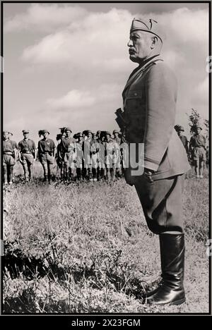 Benito Mussolini il DULCE en uniforme militaire inspectant une division de tireurs italiens de l'axe soldats sur le front Adriatique Italie. Seconde Guerre mondiale seconde Guerre mondiale seconde Guerre mondiale seconde Guerre mondiale août 1944 le fasciste Mussolini a commis une erreur cruciale et fatale de faire partie de l'« axe du mal » avec le nazi Adolf Hitler pendant la seconde Guerre mondiale Banque D'Images