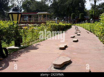 Delhi, États-Unis. 9 mars 2024. Le musée Gandhi Smriti est le musée de ce qui était autrefois connu sous le nom de Birla House. C'est là que Mahatma Gandhi a été assassiné le 30 janvier 1948. Des pas en béton montrent le chemin de sa dernière promenade de la maison au jardin où il a été abattu. Un pavillon dans le jardin est au-dessus de l'endroit où il a été tué. Le musée de Delhi, en Inde, est vu le 10 mars 2024. (Crédit image : © Mark Hertzberg/ZUMA Press Wire) USAGE ÉDITORIAL SEULEMENT! Non destiné à UN USAGE commercial ! Banque D'Images