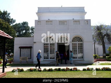 Delhi, États-Unis. 9 mars 2024. Le musée Gandhi Smriti est le musée de ce qui était autrefois connu sous le nom de Birla House. C'est là que Mahatma Gandhi a été assassiné le 30 janvier 1948. Des pas en béton montrent le chemin de sa dernière promenade de la maison au jardin où il a été abattu. Un pavillon dans le jardin est au-dessus de l'endroit où il a été tué. Ceci est une vue de la maison elle-même, à Delhi, Inde le 10 mars 2024. (Crédit image : © Mark Hertzberg/ZUMA Press Wire) USAGE ÉDITORIAL SEULEMENT! Non destiné à UN USAGE commercial ! Banque D'Images