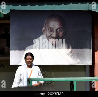 Delhi, États-Unis. 9 mars 2024. Le musée Gandhi Smriti est le musée de ce qui était autrefois connu sous le nom de Birla House. C'est là que Mahatma Gandhi a été assassiné le 30 janvier 1948. Des pas en béton montrent le chemin de sa dernière promenade de la maison au jardin où il a été abattu. Un pavillon dans le jardin est au-dessus de l'endroit où il a été tué. Le musée de Delhi, en Inde, est vu le 10 mars 2024. (Crédit image : © Mark Hertzberg/ZUMA Press Wire) USAGE ÉDITORIAL SEULEMENT! Non destiné à UN USAGE commercial ! Banque D'Images