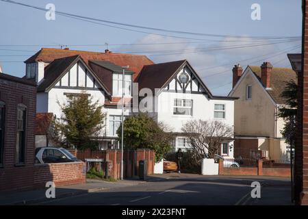 Une rangée de maisons modernes à Frinton on Sea dans l'Essex au Royaume-Uni Banque D'Images