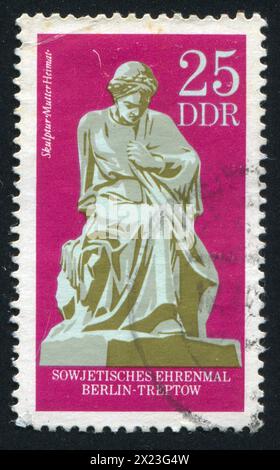 ALLEMAGNE - VERS 1970 : timbre imprimé par l'Allemagne, montre "patrie" du cénotaphe soviétique, Berlin-Treptow, vers 1970 Banque D'Images