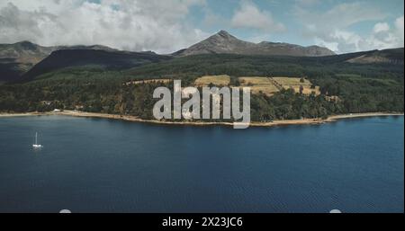 Montagne Écosse paysage Goatfell vue panoramique aérienne à Brodick Harbour, île d'Arran. Majestueux paysage naturel écossais de forêts, prairies et château médiéval. Banque D'Images