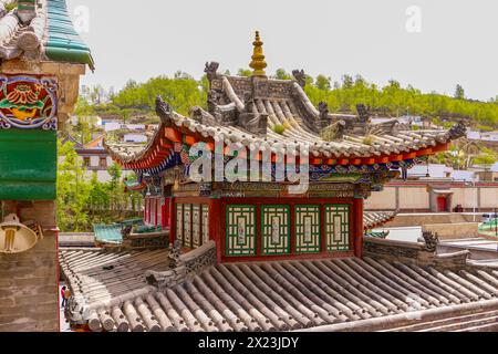 Toiture construite avec art d'une pagode sur un temple dans le monastère tibétain de Kumbum à Xining, Chine, Asie Banque D'Images