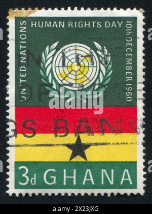 GHANA - VERS 1960 : timbre imprimé par le Ghana, représentant l'emblème des Nations Unies et le drapeau du Ghana, vers 1960 Banque D'Images