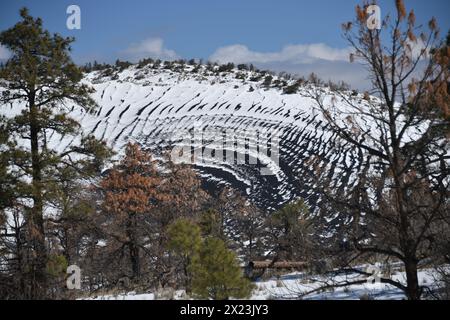 Flagstaff, Arizona. ÉTATS-UNIS 3/20/2024. Monument national du volcan Sunset Crater. Ce cône de cendre de 1 120 pieds de haut est entré en éruption autour de AD 1085 laissant de la lave Banque D'Images