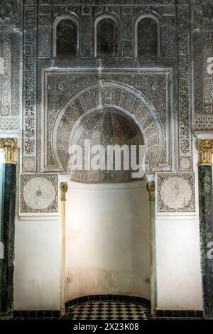 Fès, Maroc - 18 mars 2024 : Madrasa Al-Attarine, médina de Fès, Maroc. Il a été construit par le sultan marinide Uthman II Abu Saïd en 1323-5. Banque D'Images