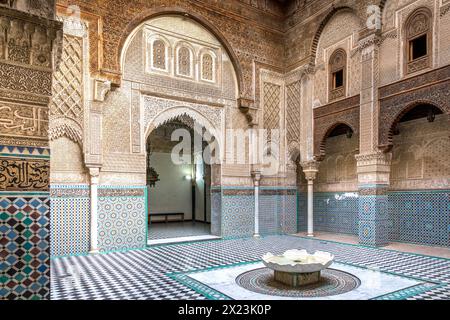 Fès, Maroc - 18 mars 2024 : Madrasa Al-Attarine, médina de Fès, Maroc. Il a été construit par le sultan marinide Uthman II Abu Saïd en 1323-5. Banque D'Images