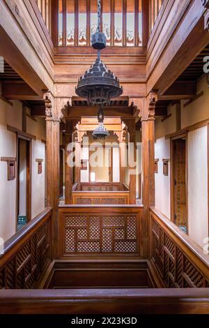 Fès, Maroc - 18 mars 2024 : Madrasa Al-Attarine, médina de Fès, Maroc. Il a été construit par le sultan marinide Uthman II Abu Saïd en 1323-5. Banque D'Images