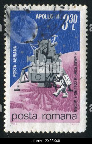 ROUMANIE - VERS 1969 : timbre imprimé par la Roumanie, montre Apollo XI, atterrissage sur la Lune, astronaute, globe, circa 1969 Banque D'Images