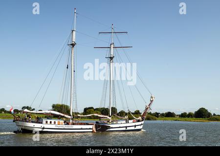 Voilier le hollander volant, navigue sur l'IJssel vers la ville hanséatique médiévale de Kampen. Banque D'Images