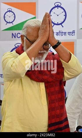 Mumbai, Inde. 19 avril 2024. MUMBAI, INDE - 19 AVRIL : le ministre du Cabinet du Maharashtra et chef du NCP, Chhagan Bhujbal, s'adressant aux médias lors d'une conférence de presse pour annoncer son retrait de la circonscription de Nashik Lok Sabha le 19 avril 2024 à Mumbai, en Inde. Son retrait de la lutte électorale contre Nashik ouvre la voie à ce que le siège soit réclamé par la faction Shiv Sena au pouvoir du ministre en chef Eknath Shinde.(photo par Anshuman Poyrekar/Hindustan Times/Sipa USA) crédit : Sipa USA/Alamy Live News Banque D'Images