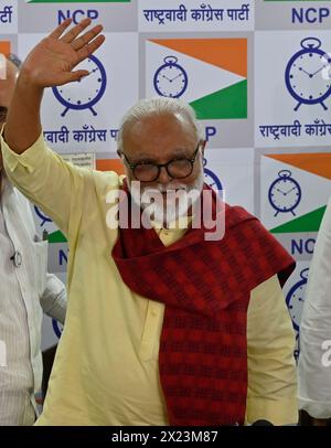 Mumbai, Inde. 19 avril 2024. MUMBAI, INDE - 19 AVRIL : le ministre du Cabinet du Maharashtra et chef du NCP, Chhagan Bhujbal, s'adressant aux médias lors d'une conférence de presse pour annoncer son retrait de la circonscription de Nashik Lok Sabha le 19 avril 2024 à Mumbai, en Inde. Son retrait de la lutte électorale contre Nashik ouvre la voie à ce que le siège soit réclamé par la faction Shiv Sena au pouvoir du ministre en chef Eknath Shinde.(photo par Anshuman Poyrekar/Hindustan Times/Sipa USA) crédit : Sipa USA/Alamy Live News Banque D'Images