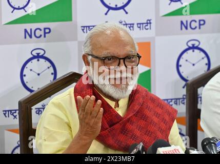 Mumbai, Inde. 19 avril 2024. MUMBAI, INDE - 19 AVRIL : le ministre du Cabinet du Maharashtra et chef du NCP, Chhagan Bhujbal, s'adressant aux médias lors d'une conférence de presse pour annoncer son retrait de la circonscription de Nashik Lok Sabha le 19 avril 2024 à Mumbai, en Inde. Son retrait de la lutte électorale contre Nashik ouvre la voie à ce que le siège soit réclamé par la faction Shiv Sena au pouvoir du ministre en chef Eknath Shinde.(photo par Anshuman Poyrekar/Hindustan Times/Sipa USA) crédit : Sipa USA/Alamy Live News Banque D'Images