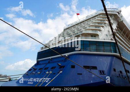 À l'arrière du navire de croisière bleu Celebrity Silhouette amarré à tribord dans le terminal à conteneurs de fret dans le port de Castries, Sainte-Lucie. Banque D'Images