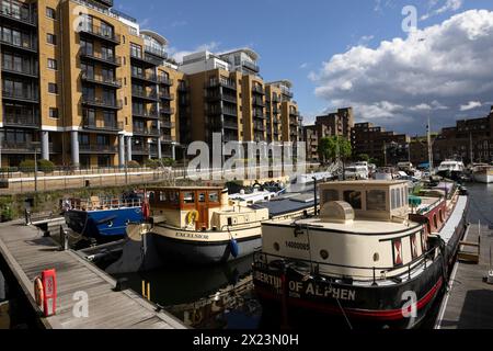 St Katharine Docks, anciens docks situés dans l'East End du quartier londonien de Tower Hamlets, maintenant une communauté d'appartements de luxe comprenant des restaurants. Banque D'Images