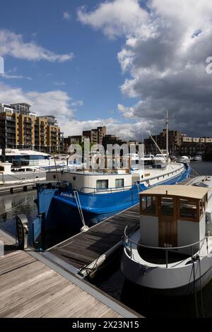 St Katharine Docks, anciens docks situés dans l'East End du quartier londonien de Tower Hamlets, maintenant une communauté d'appartements de luxe comprenant des restaurants. Banque D'Images