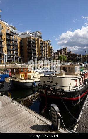 St Katharine Docks, anciens docks situés dans l'East End du quartier londonien de Tower Hamlets, maintenant une communauté d'appartements de luxe comprenant des restaurants. Banque D'Images