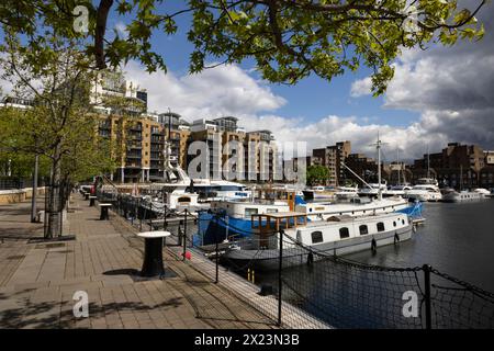 St Katharine Docks, anciens docks situés dans l'East End du quartier londonien de Tower Hamlets, maintenant une communauté d'appartements de luxe comprenant des restaurants. Banque D'Images