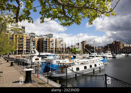 St Katharine Docks, anciens docks situés dans l'East End du quartier londonien de Tower Hamlets, maintenant une communauté d'appartements de luxe comprenant des restaurants. Banque D'Images