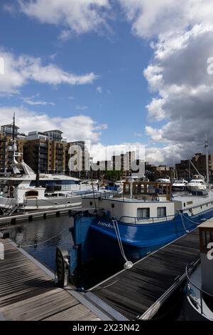 St Katharine Docks, anciens docks situés dans l'East End du quartier londonien de Tower Hamlets, maintenant une communauté d'appartements de luxe comprenant des restaurants. Banque D'Images