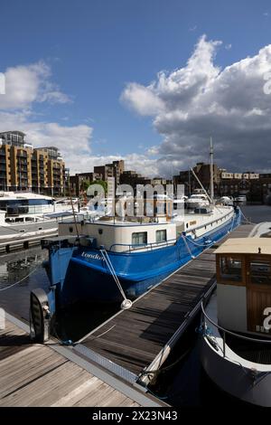 St Katharine Docks, anciens docks situés dans l'East End du quartier londonien de Tower Hamlets, maintenant une communauté d'appartements de luxe comprenant des restaurants. Banque D'Images