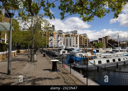 St Katharine Docks, anciens docks situés dans l'East End du quartier londonien de Tower Hamlets, maintenant une communauté d'appartements de luxe comprenant des restaurants. Banque D'Images