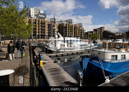 St Katharine Docks, anciens docks situés dans l'East End du quartier londonien de Tower Hamlets, maintenant une communauté d'appartements de luxe comprenant des restaurants. Banque D'Images